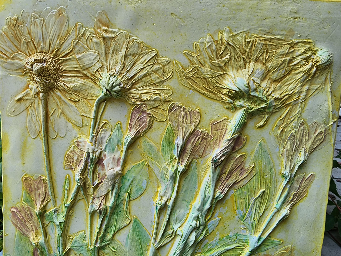 Bas-relief botanique en plâtre