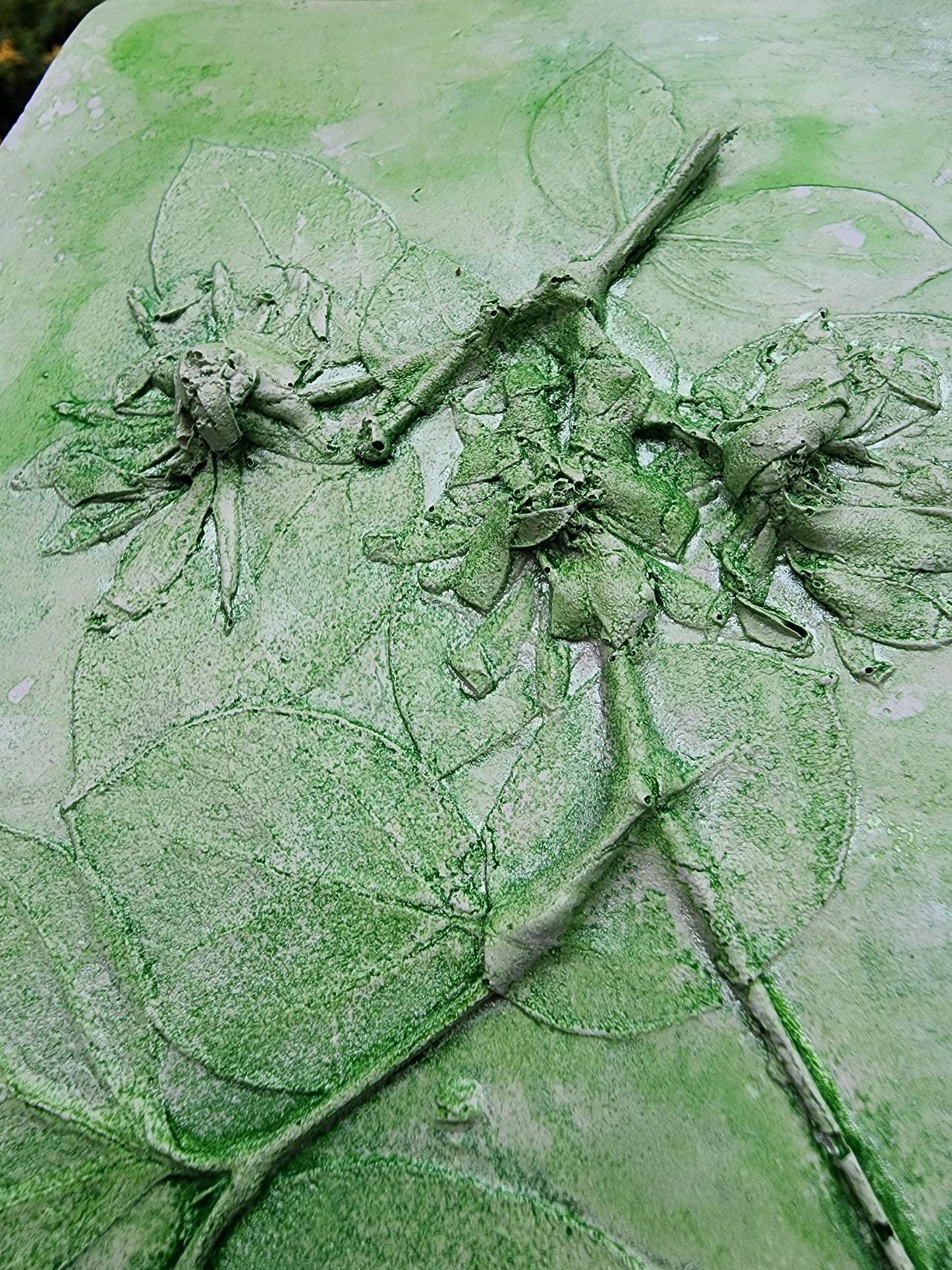 Bas-relief botanique en plâtre