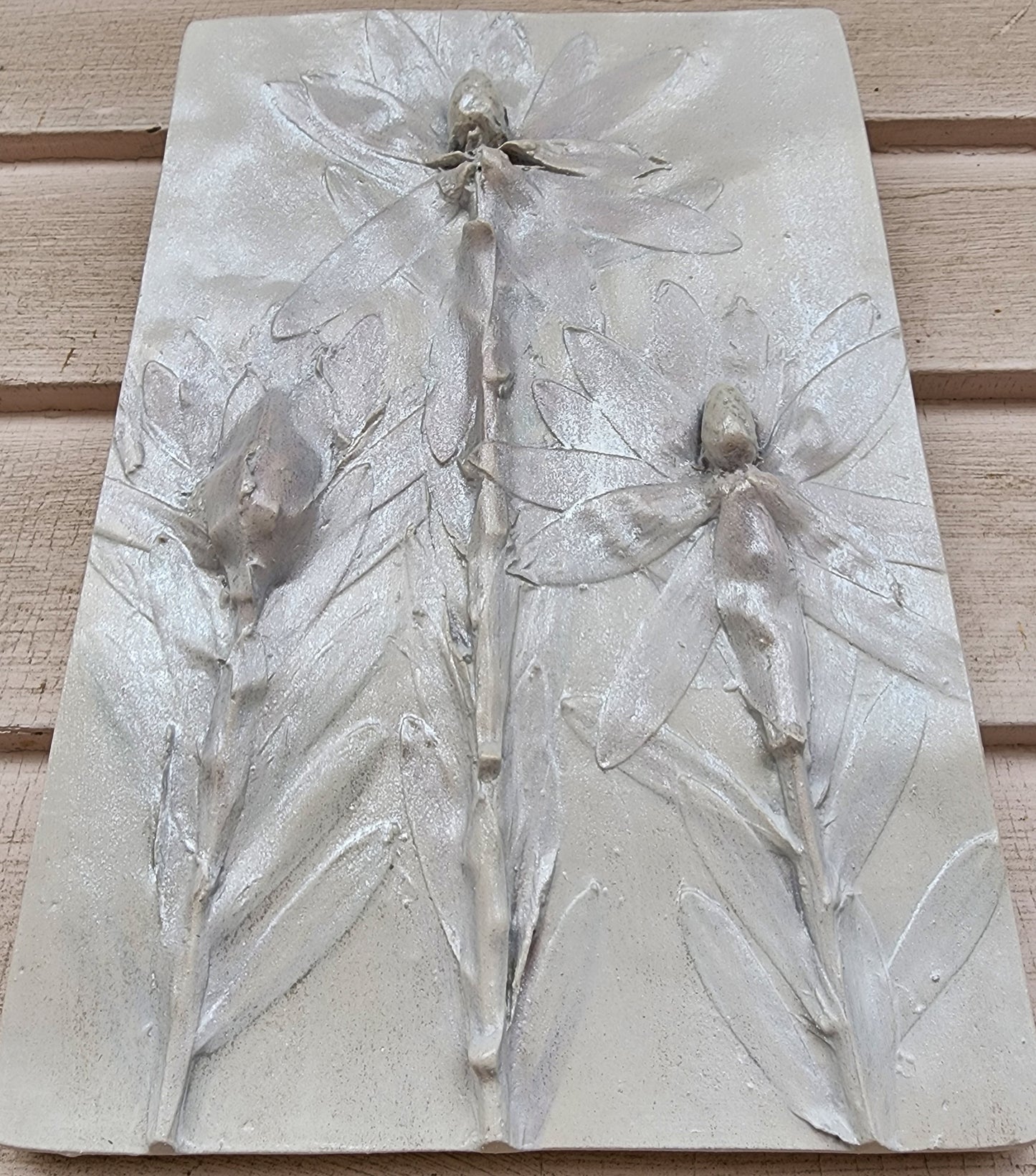 Bas-relief botanique en plâtre