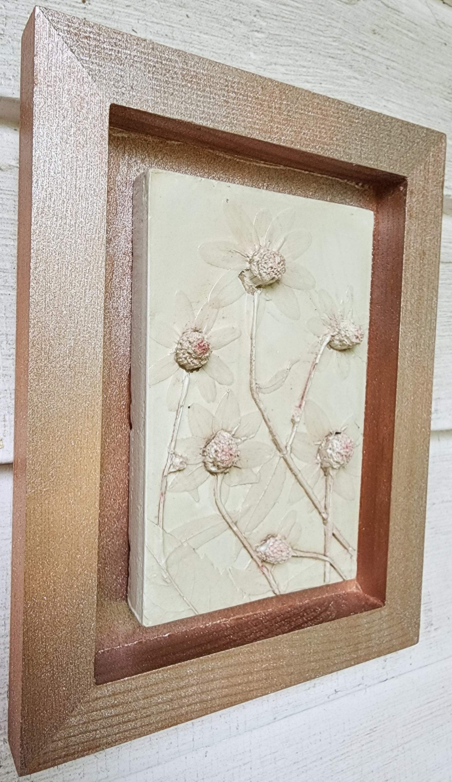 Bas-relief botanique en plâtre